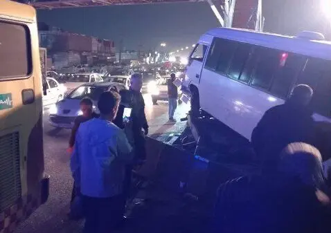 انحراف مینی‌بوس در بزرگراه آیت‌الله سعیدی/ ۱۰ نفر مصدوم شدند