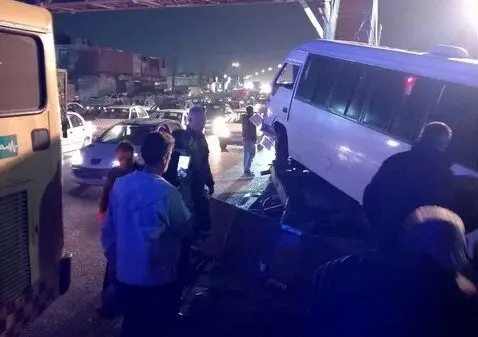 انحراف مینی‌بوس در بزرگراه آیت‌الله سعیدی/ ۱۰ نفر مصدوم شدند
