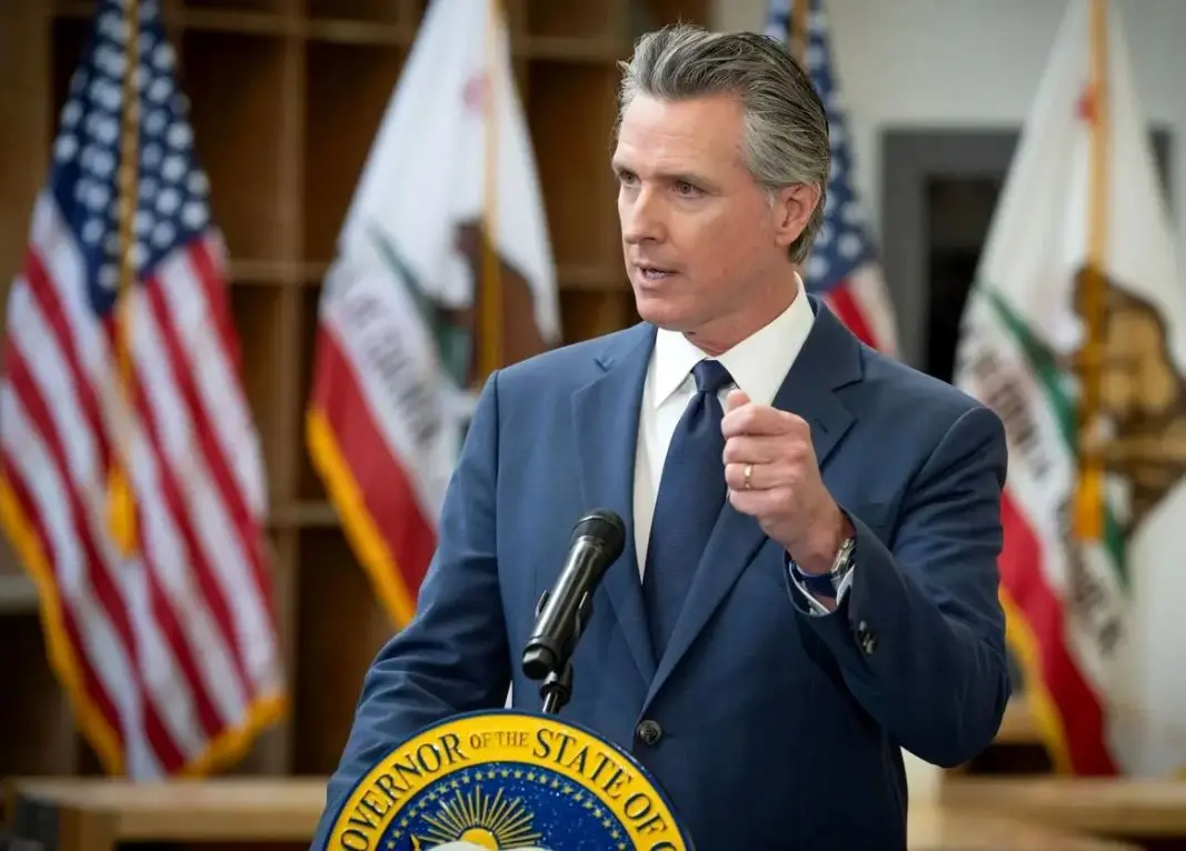 انتقاد فرماندار کالیفرنیا از تعطیلی دولت/ ترامپ جان مردم را به خطر انداخته است