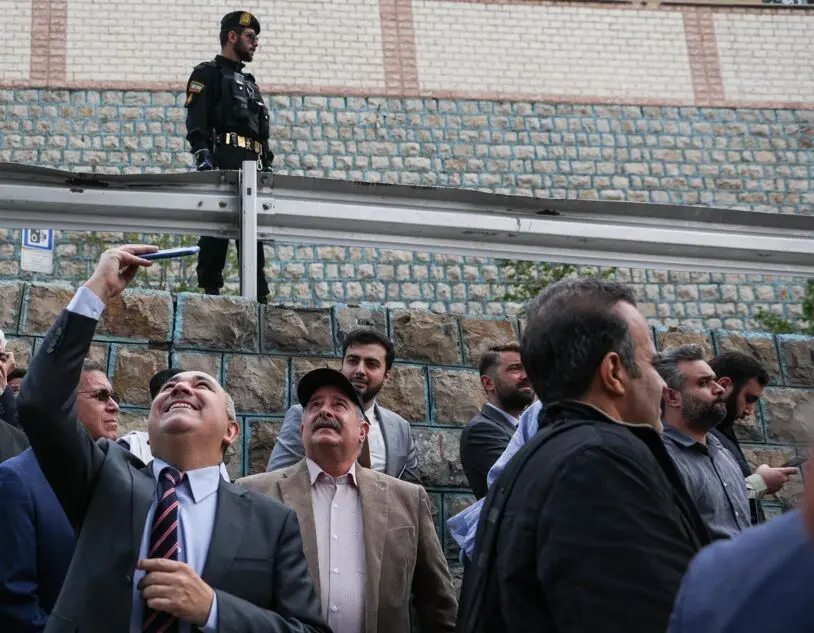 تصاویر؛ بازدید سفرای خارجی از مناطق آسیب دیده در تهران