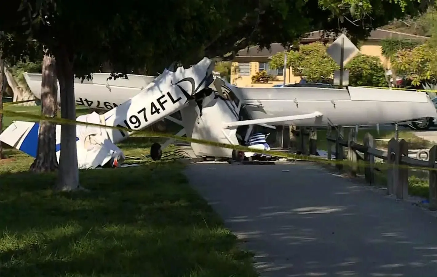 سقوط هواپیمای کوچک روی خودرو در فلوریدا آمریکا! 