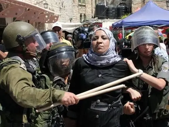 سیلی سرباز اسرائیلی به صورت زن فلسطینی