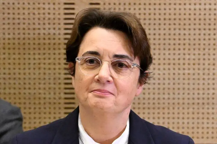 مدیر موزه لوور پس از سرقت قرن استعفا داد