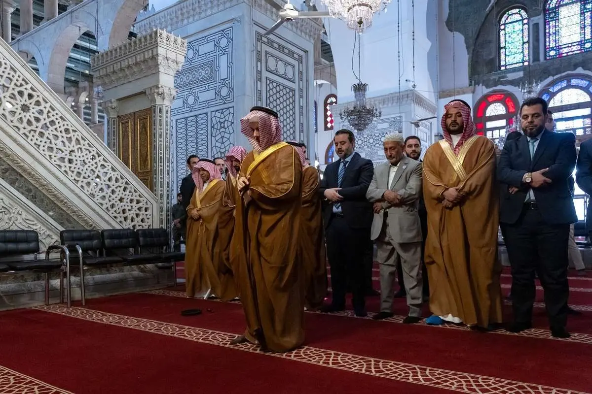 ببینید؛ وزیر خارجه عربستان امام جماعت مسجد اموی دمشق شد