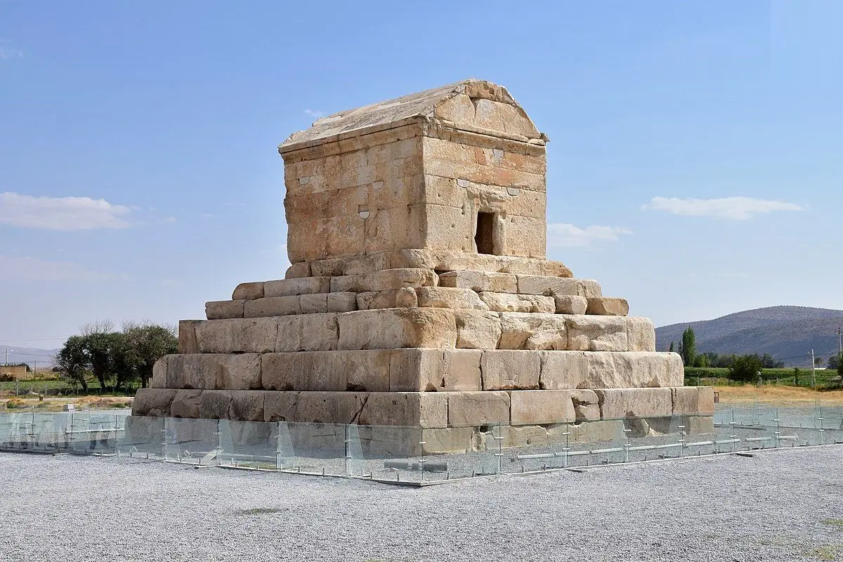ظاهر «آرامگاه کوروش کبیر» در سال 1307