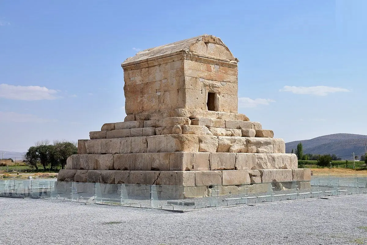 ظاهر «آرامگاه کوروش کبیر» در سال 1307