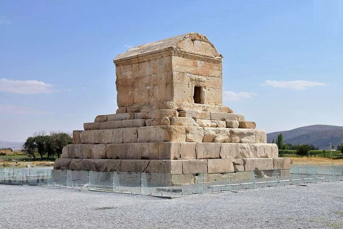 ظاهر «آرامگاه کوروش کبیر» در سال 1307