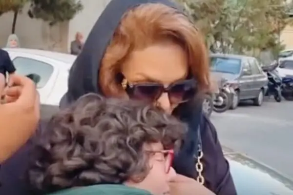 رفتار متفاوت نسرین مقانلو در حاشیه مراسم ختم اکبر عبدی 