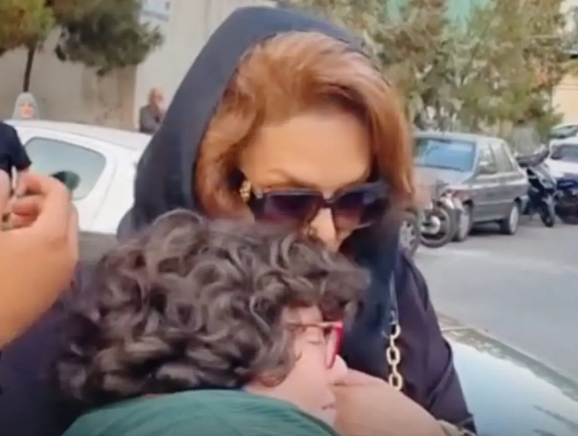 رفتار متفاوت نسرین مقانلو در حاشیه مراسم ختم اکبر عبدی 