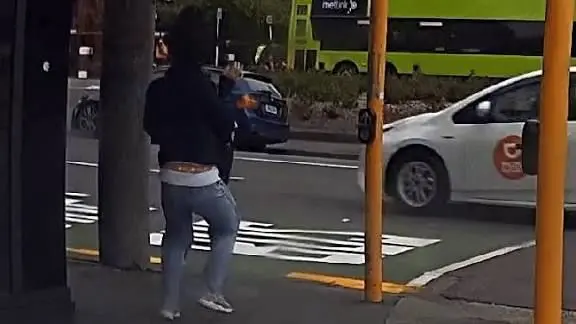 ببینید؛ لحظه پرتاب شدن یک زن به وسط خیابان بر اثر باد شدید