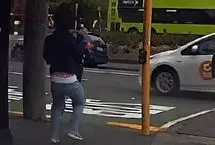 ببینید؛ لحظه پرتاب شدن یک زن به وسط خیابان بر اثر باد شدید