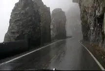 لحظه لیز خوردن پژو پارس در جاده بارانی چالوس