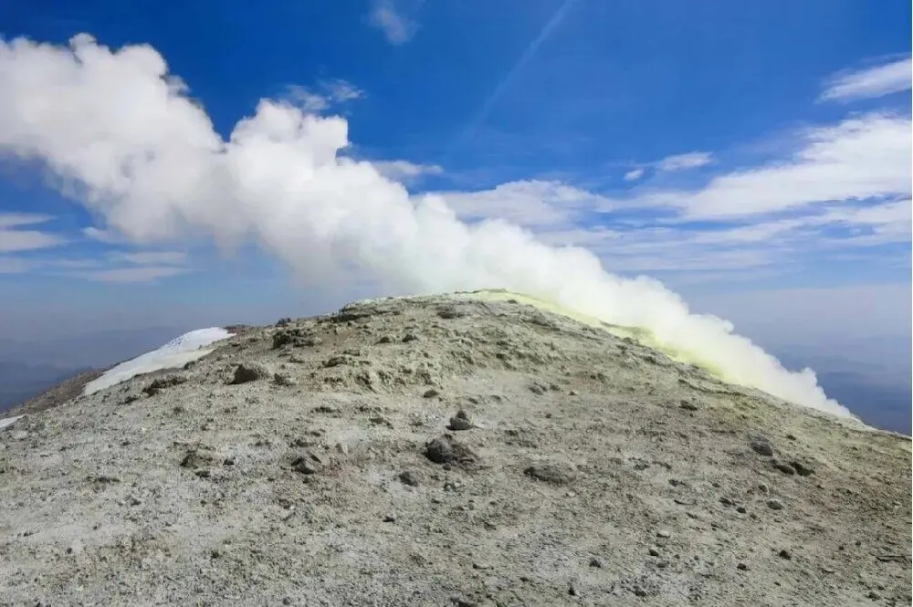 دلیل علمی خروج دوباره گاز و دود از آتشفشان تفتان چیست؟