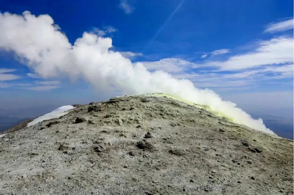 دلیل علمی خروج دوباره گاز و دود از آتشفشان تفتان چیست؟