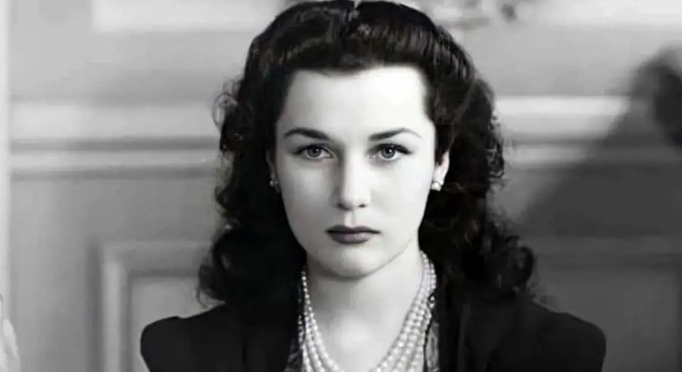 «فوزیه» در کنار دخترش «شهناز و نوه‌اش» در سوئیس، سال ۱۳۳۸