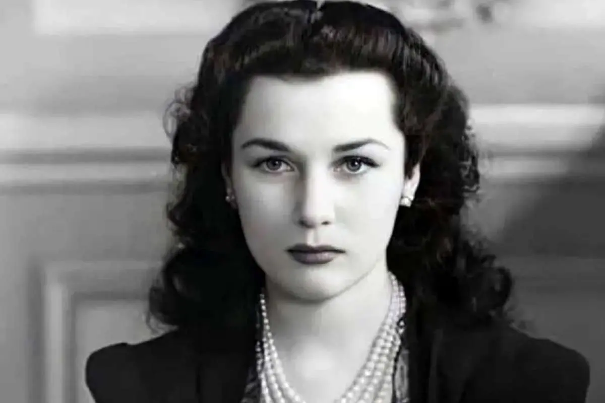 «فوزیه» در کنار دخترش «شهناز و نوه‌اش» در سوئیس، سال ۱۳۳۸