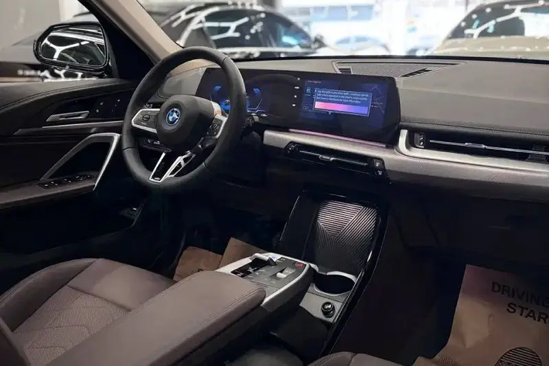 بی‌ام‌و iX1 2025 - کابین