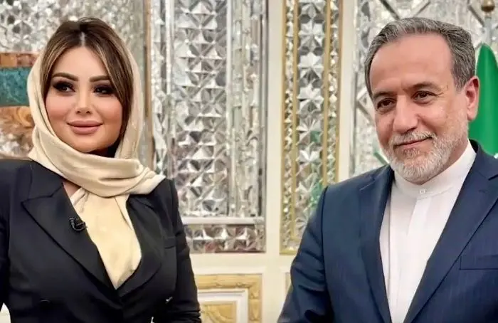 ببینید؛ پوشش و حجاب خبرنگار مشهور عرب در وزارت خارجه