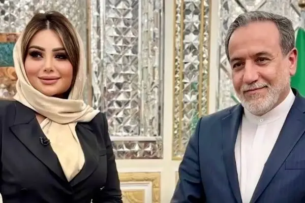 ببینید؛ پوشش و حجاب خبرنگار مشهور عرب در وزارت خارجه