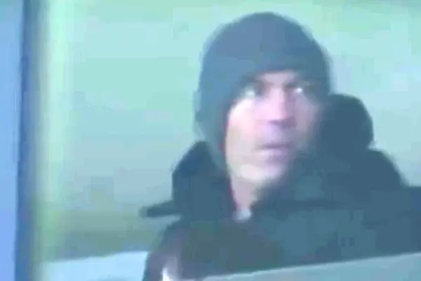 ببینید؛ زیدان مخفیانه با کلاه بافتنی درحال تماشای بازی رئال-منچسترسیتی!