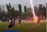 لحظه برخورد مرگبار صاعقه به یک فوتبالیست
