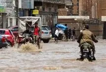 آب‌گرفتگی خیابان‌های صنعا در پی بارش شدید