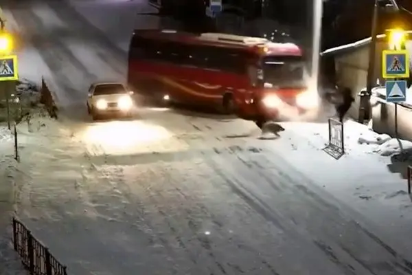 نجات معجزه‌آسای عابران از مرگ در برخورد اتوبوس با تیر برق