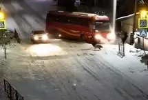 نجات معجزه‌آسای عابران از مرگ در برخورد اتوبوس با تیر برق