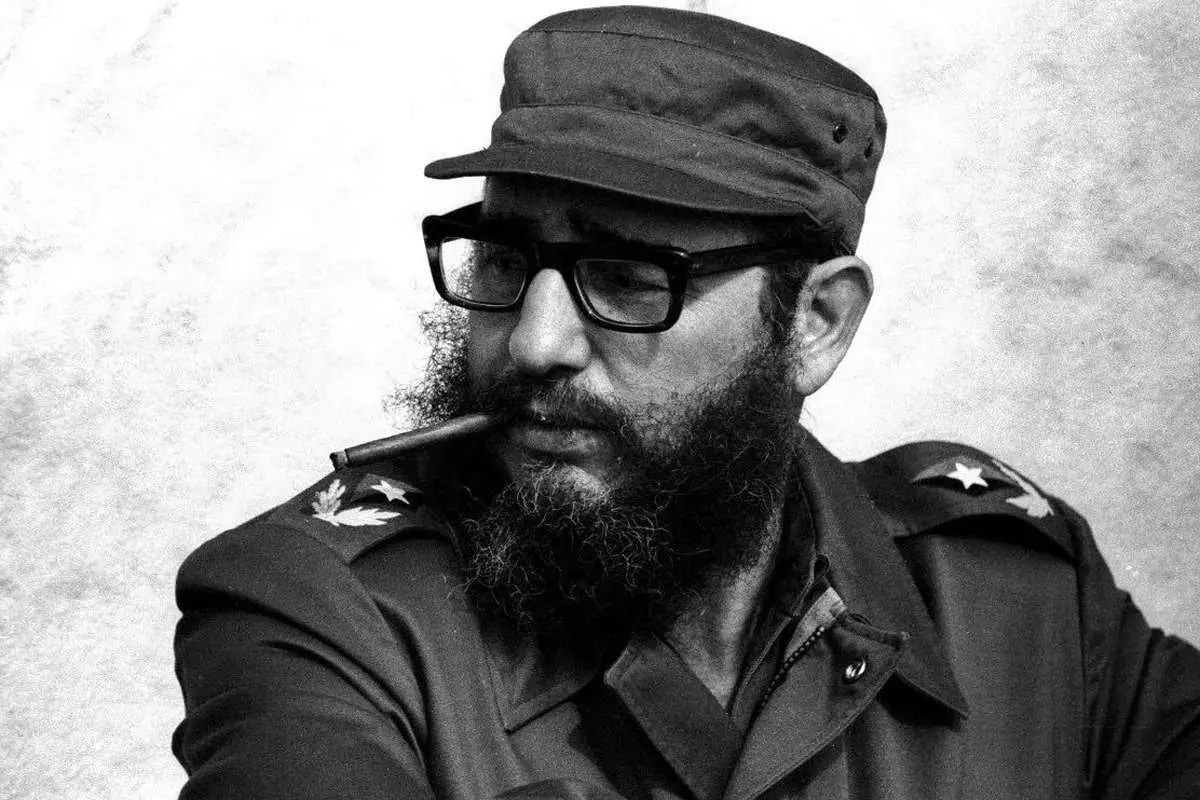  «فیدل کاسترو» در کنار دوستانش در 21 سالگی؛ سال 1325 