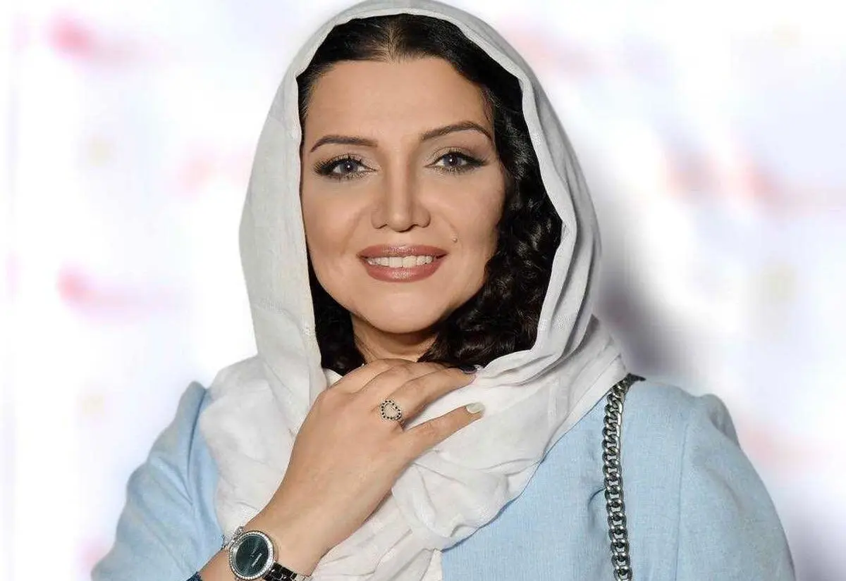 تصاویری از الهام پاوه‌نژاد در مراسم رونمایی از یک کتاب