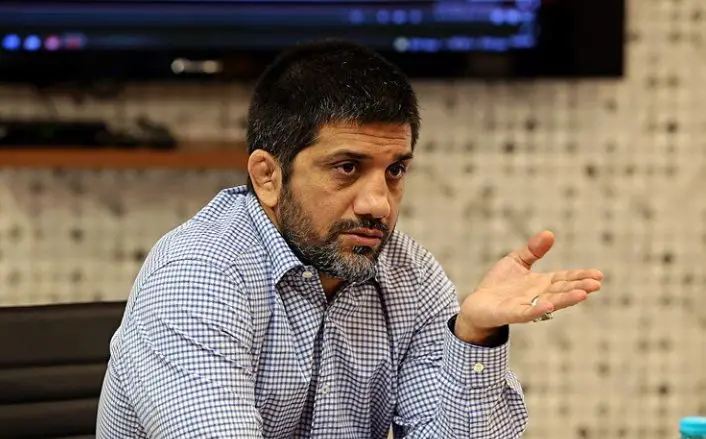 ببینید؛ حمله شدید دبیر به رسول خادم: داری ریاکاری می‌کنی!