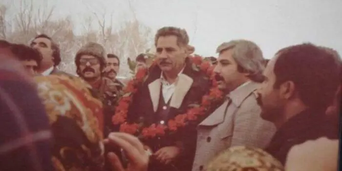 یک عکس یک روایت: سال 57، صفرخان قهرمانیان هنگام آزادی از زندان در میان مردم
