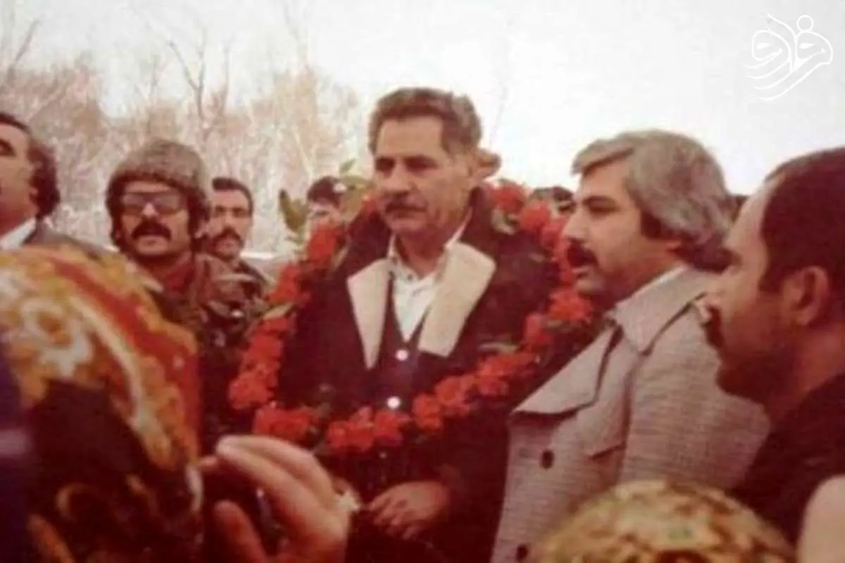 یک عکس یک روایت: سال 57، صفرخان قهرمانیان هنگام آزادی از زندان در میان مردم