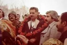 یک عکس یک روایت: سال 57، صفرخان قهرمانیان هنگام آزادی از زندان در میان مردم
