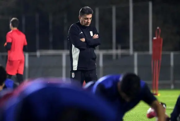 قلعه‌نویی و کادر تیم‌ملی تماشاچیان ویژه بازی مصر-ازبکستان