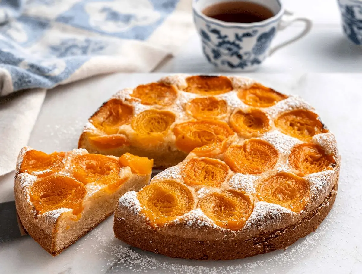 طرز تهیه کیک کرم‌دار زردآلو؛ یک عصرانه جذاب!

