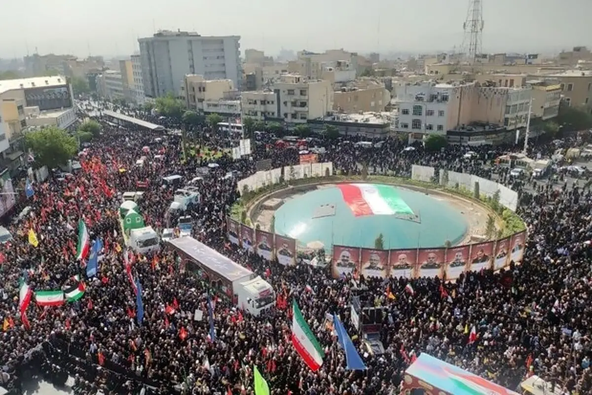  سلفی خبرنگار CNN با جمعیت حاضر در مراسم تشییع شهدا
