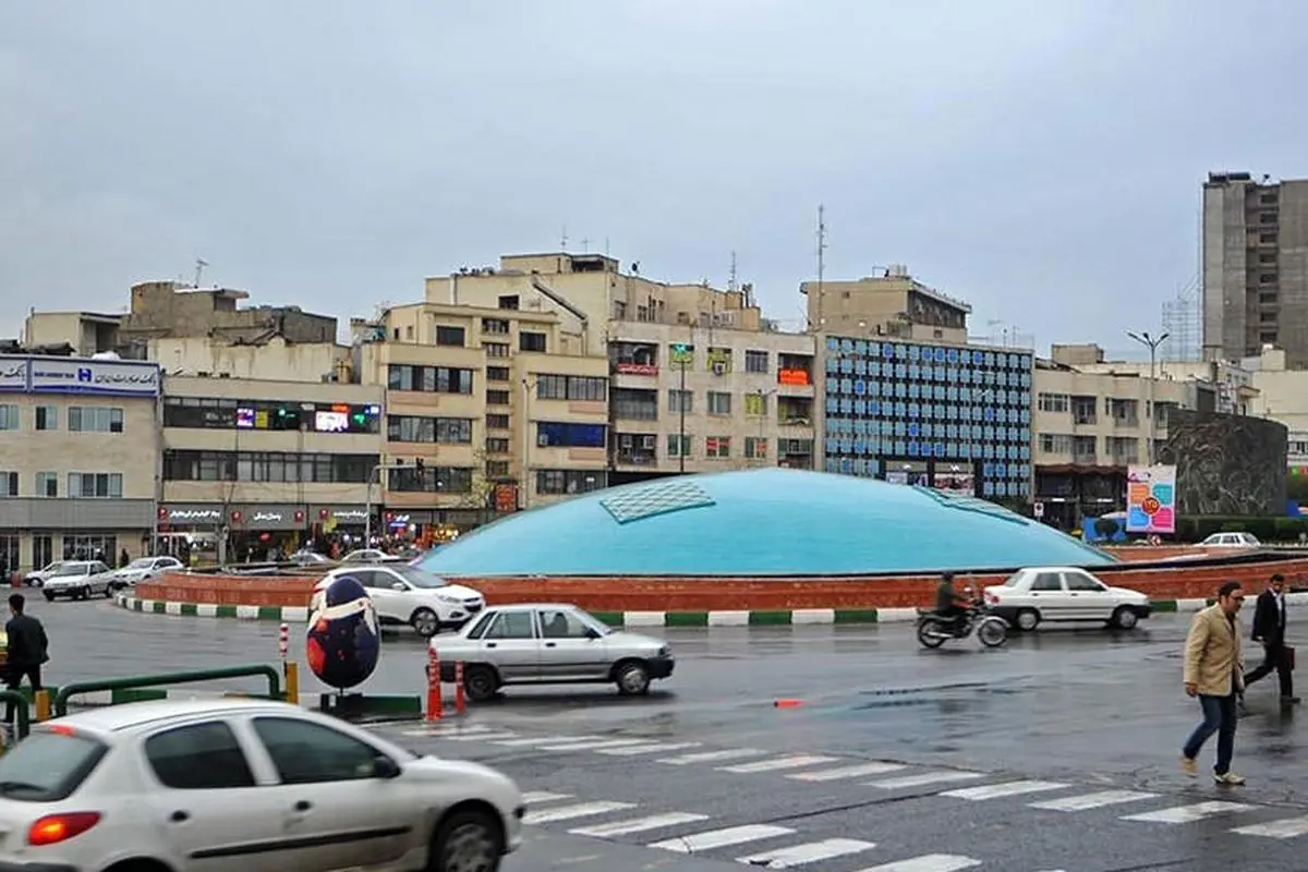 دیوارنگاره میدان انقلاب تهران با طرحی از نبرد رستم و اژدهای آمریکا