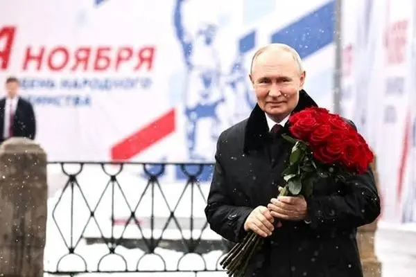 پوتین با اهدای گل روز وحدت ملی را گرامی داشت