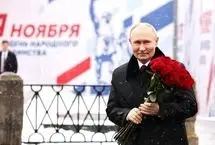پوتین با اهدای گل روز وحدت ملی را گرامی داشت