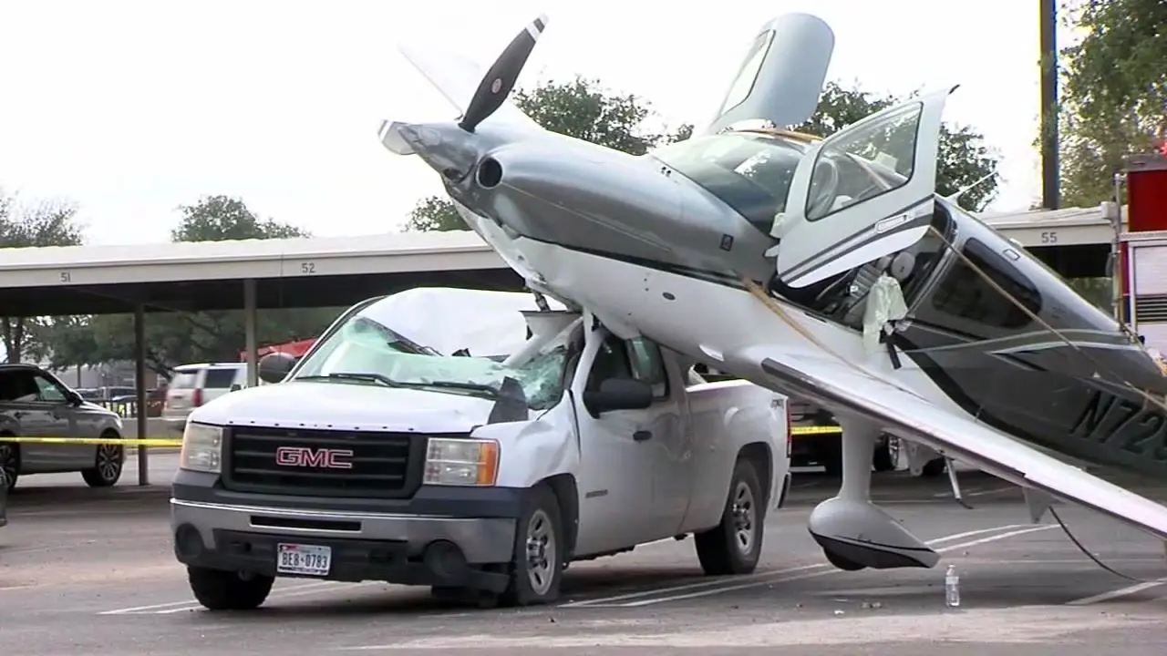 تصادف هواپیما با چند خودرو