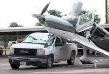 تصادف هواپیما با چند خودرو