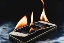 لحظه انفجار موبایل در دست  یک دختر