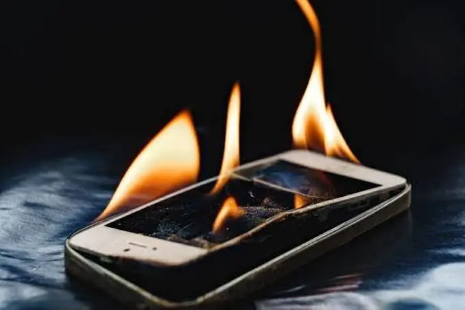 لحظه انفجار موبایل در دست  یک دختر