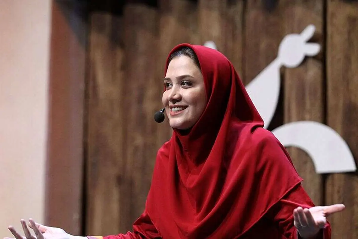 سارا روستاپور، مجری تلویزیون در کنار برج ایفل