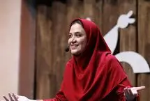 سارا روستاپور، مجری تلویزیون در کنار برج ایفل