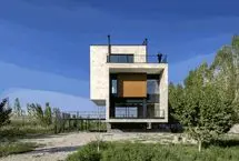 تصویر؛ معماری یک مکعب مینیمال 200 متر مربعی در ماکو