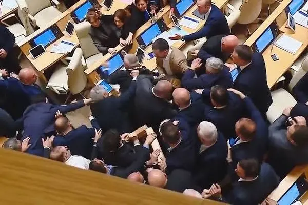 زد و خورد نمایندگان در پارلمان گرجستان
