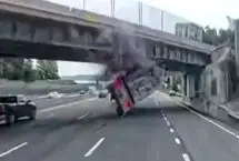 لحظه برخورد یک کامیون با پل روگذر