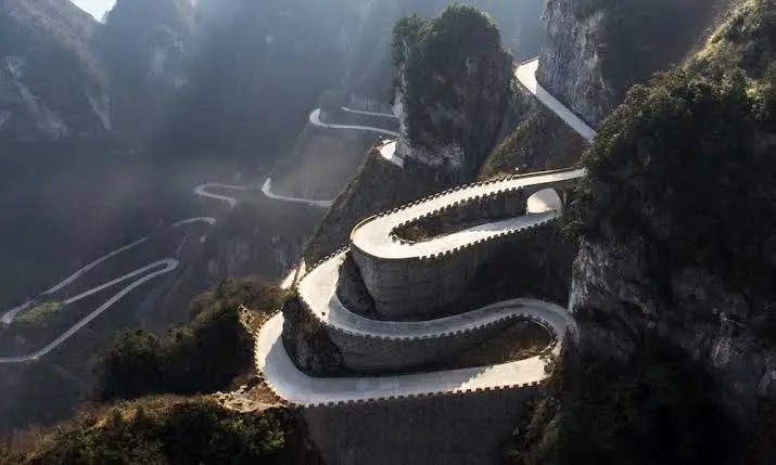 جاده کوهستانی نفس‌گیر در چین توجه‌ها را به خود جلب کرد